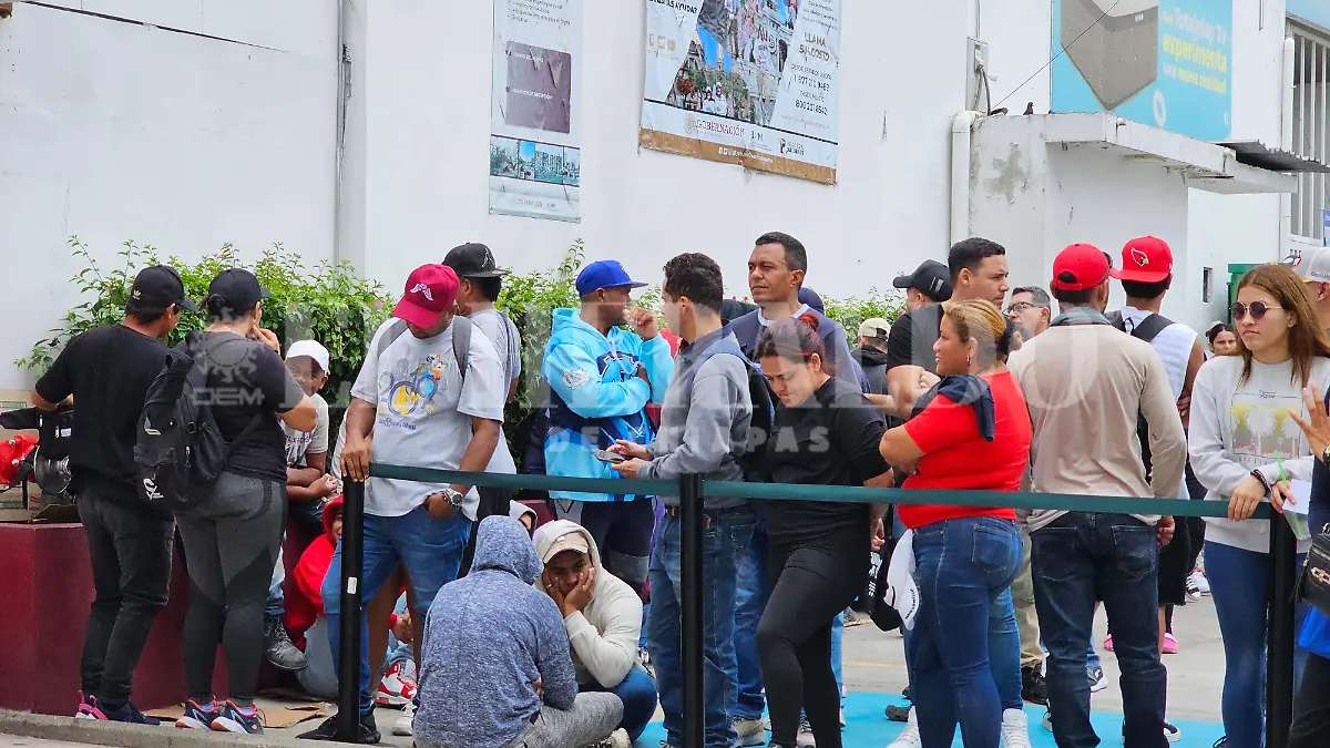 Migrantes esperando vuelos humanitarios